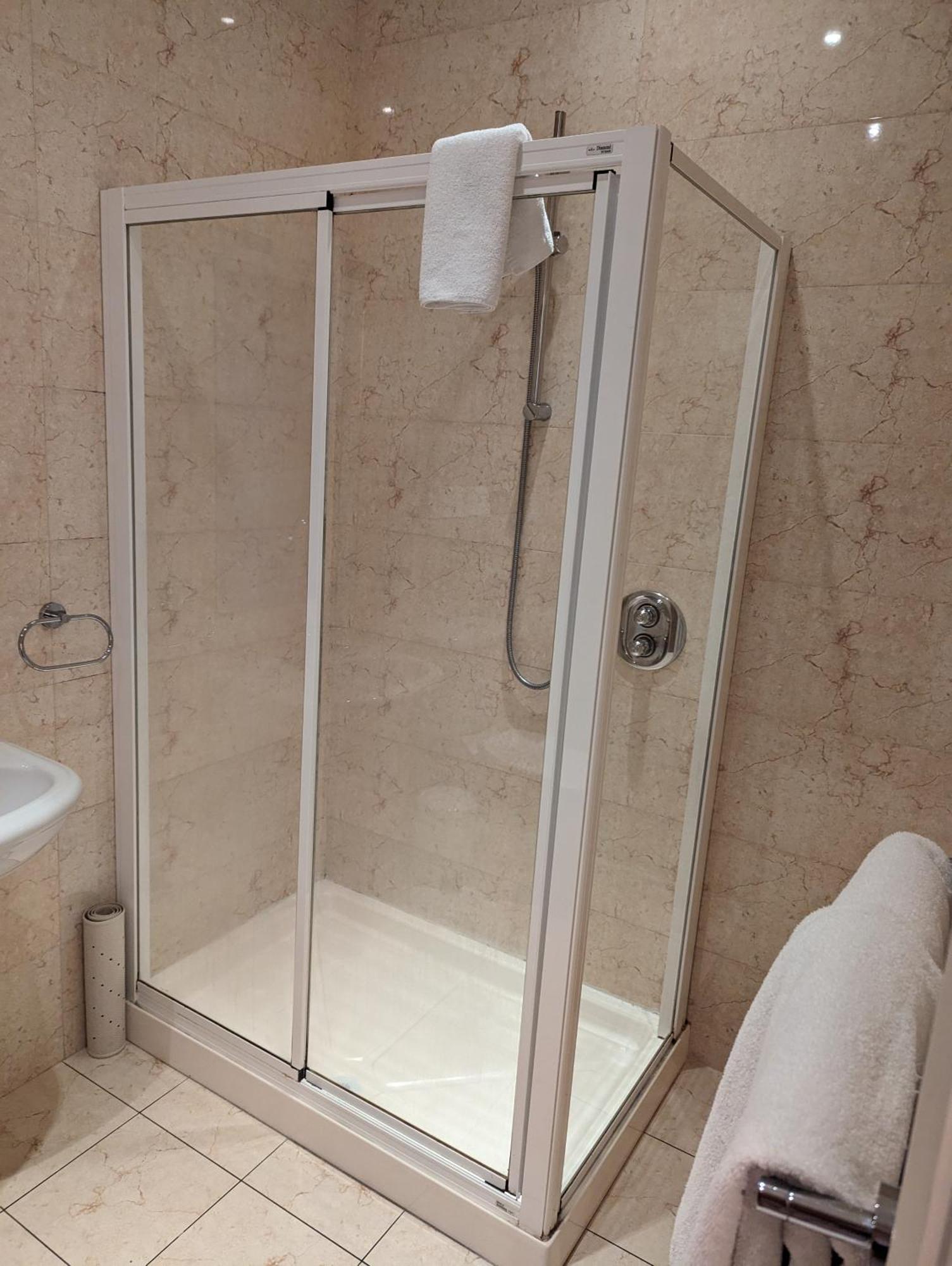 גלוואיי The Western Citypoint Apartments מראה חיצוני תמונה